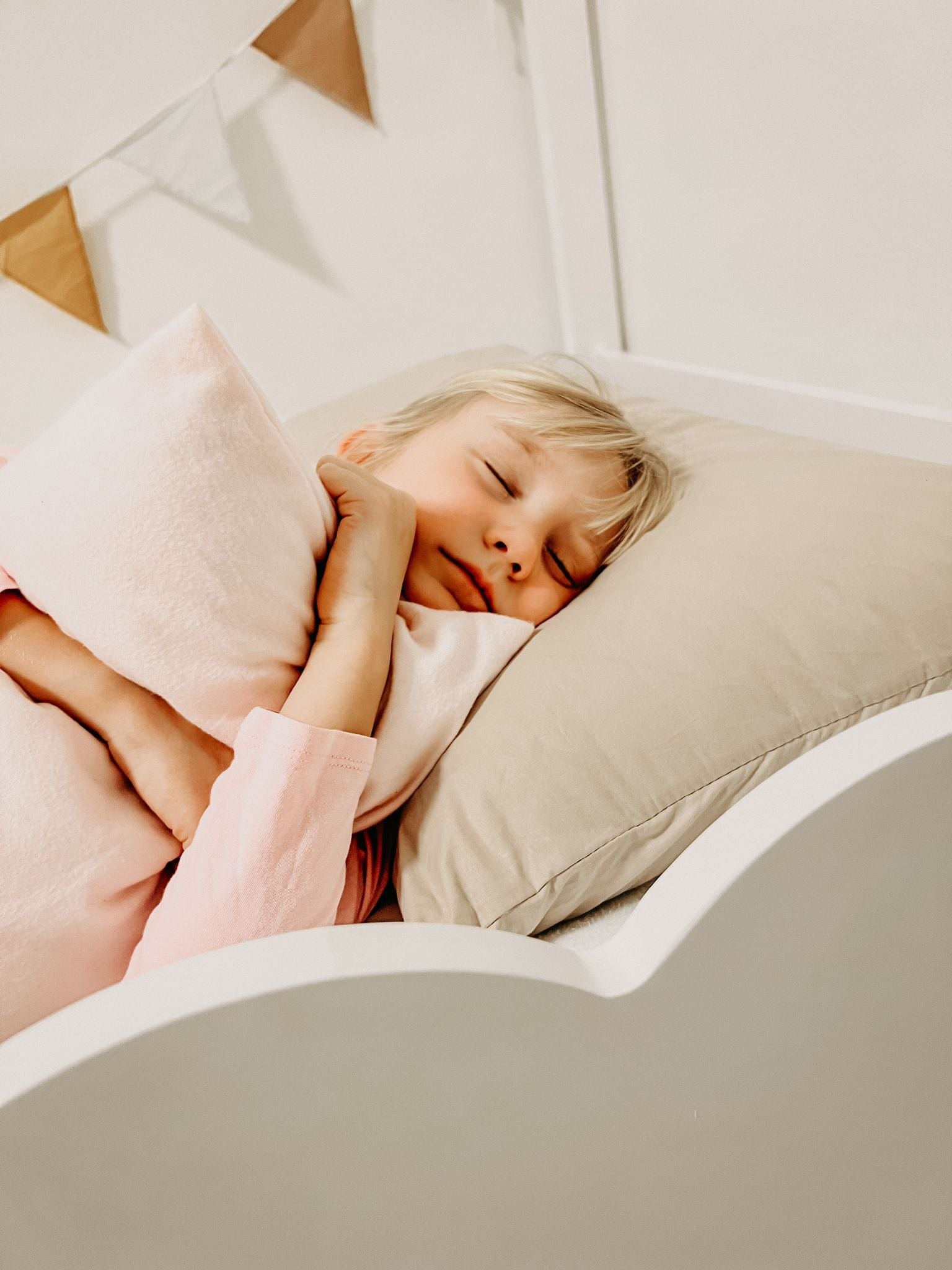 Annabelle’s ergonomisches Kinderschlafkissen im Kinderbett – stützend, atmungsaktiv und mit VitaGlow-Bezug, handgefertigt in Bayern für gesunden Kinderschlaf