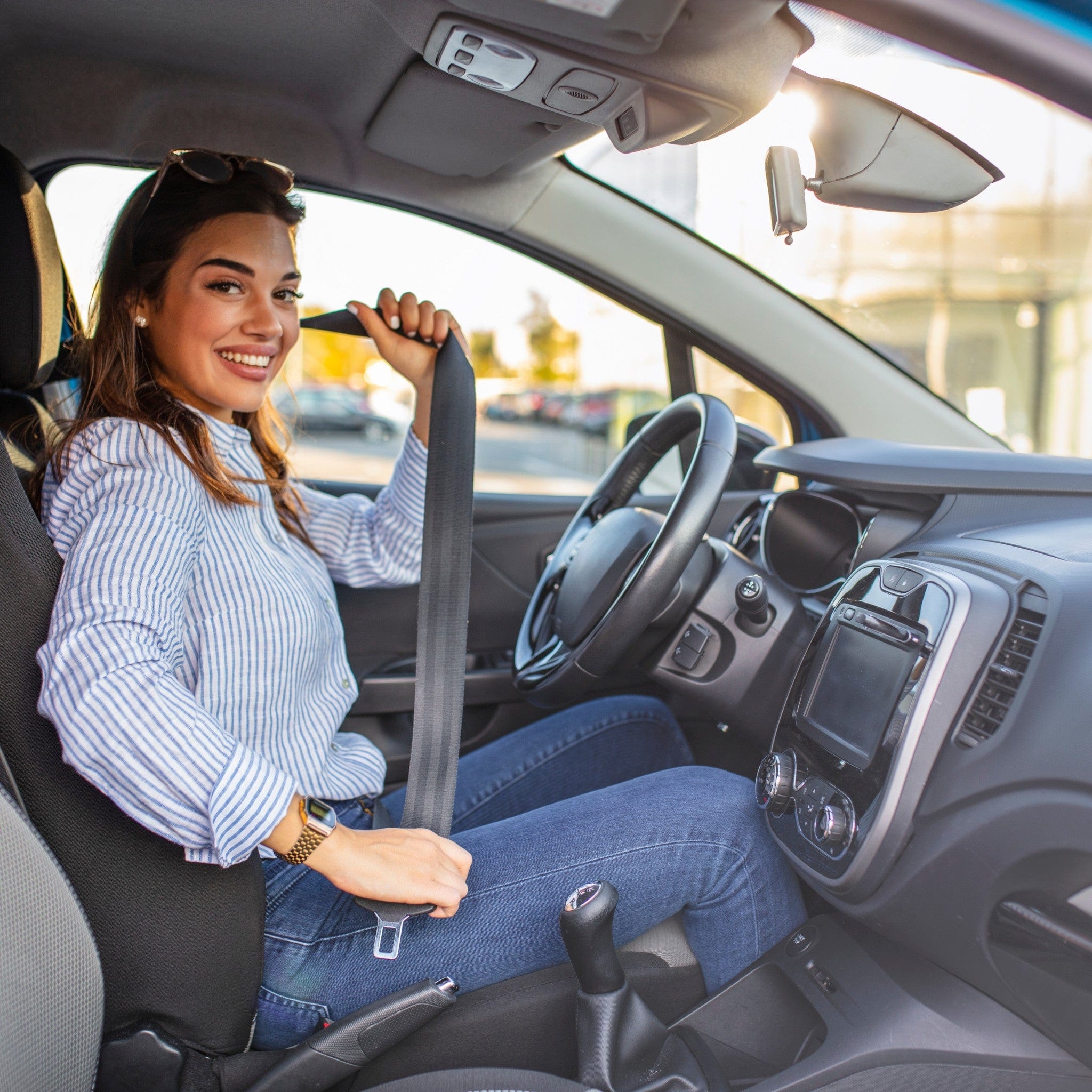 Frau sitzt im Auto auf dem Annabelle’s CozyPad – weiche, komfortable Sitzauflage für längere Fahrten und entspanntes Reisen