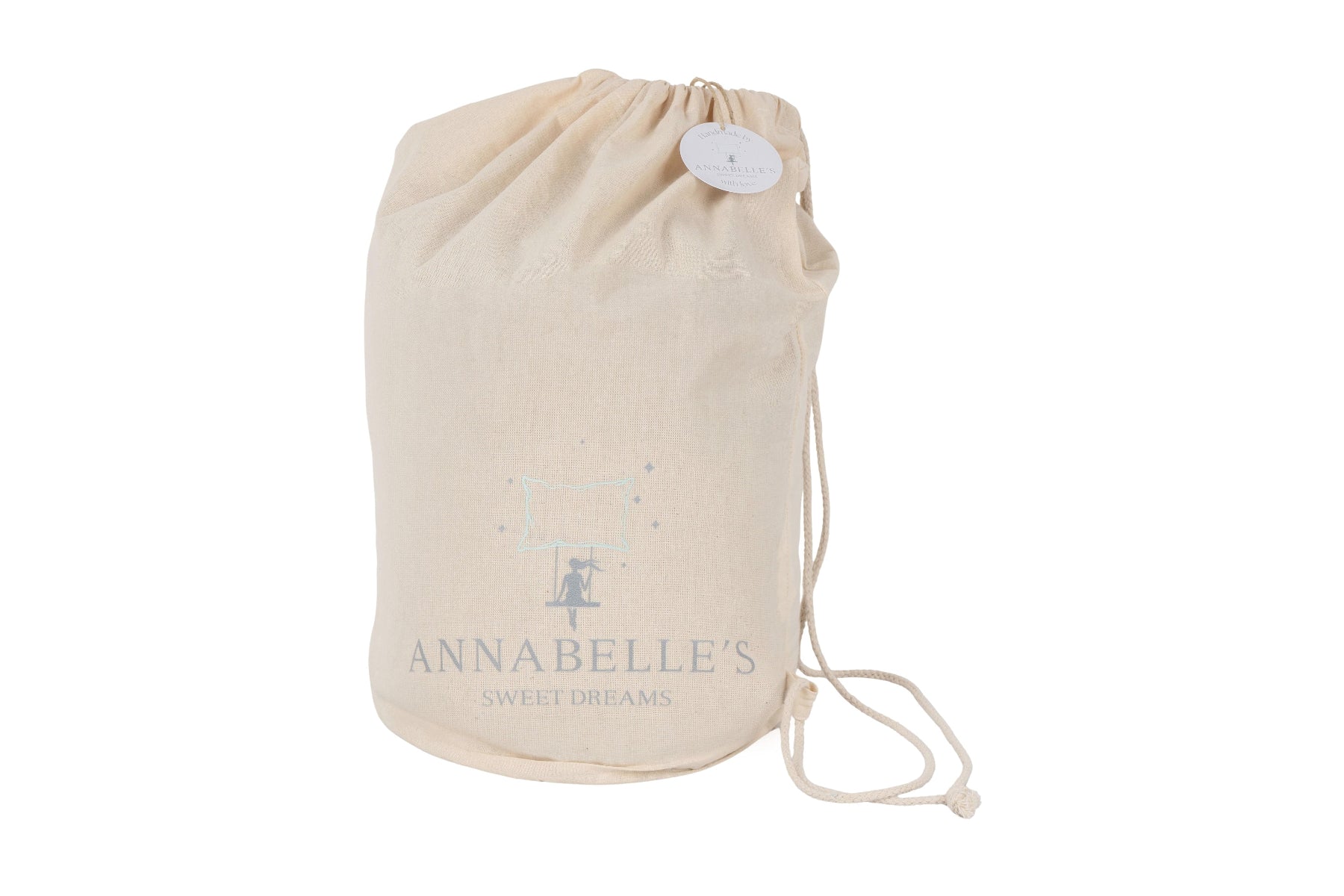 Annabelle’s Schlafkissen mit VitaGlow-Bezug und Baumwoll-Schonbezug – verpackt im stilvollen Aufbewahrungsbeutel