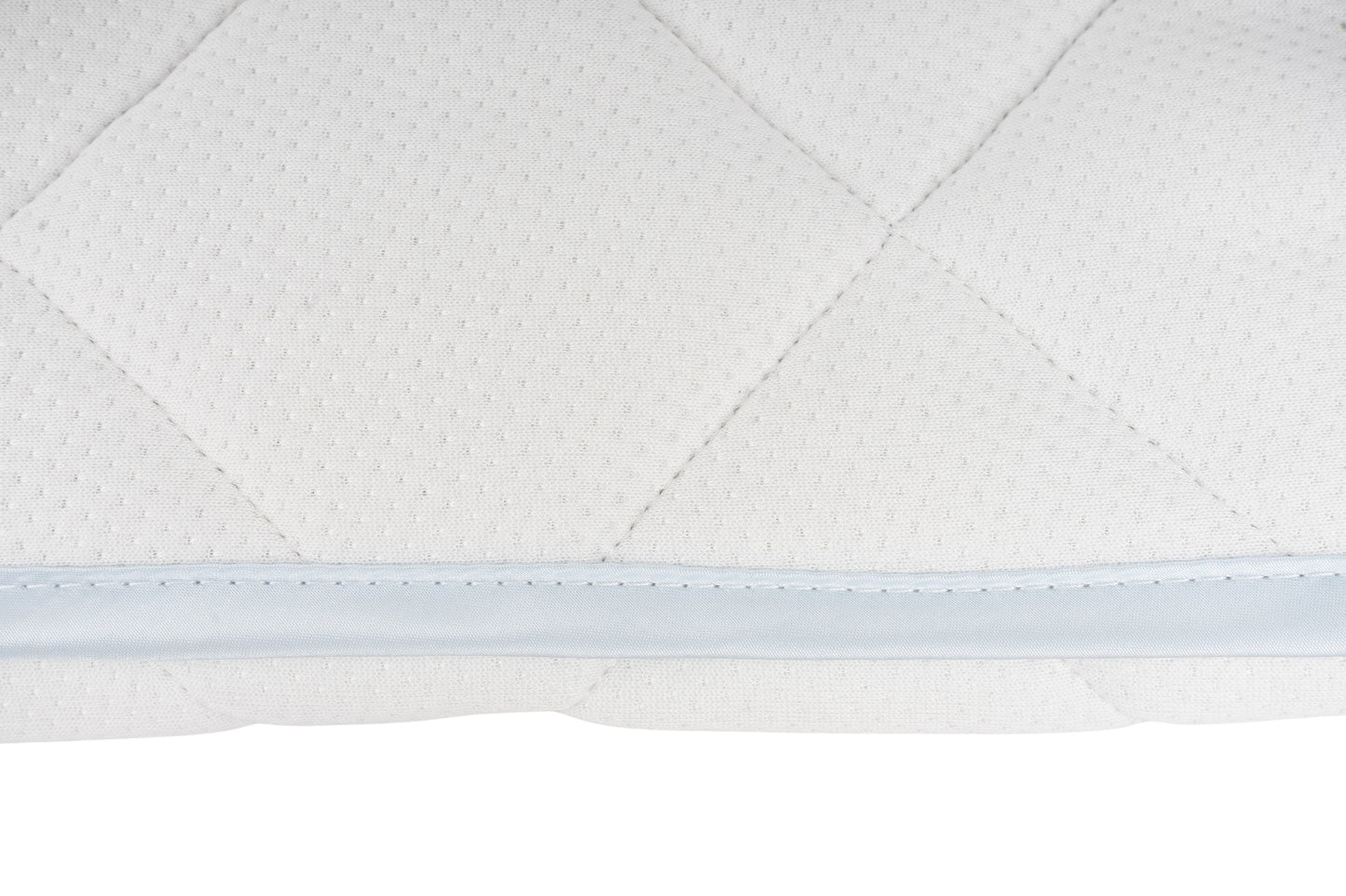 Detailansicht der Annabelle’s SleepShield Auflage – hochwertiger Stoff mit VitaGlow-Technologie für Schutz und regenerierenden Schlaf