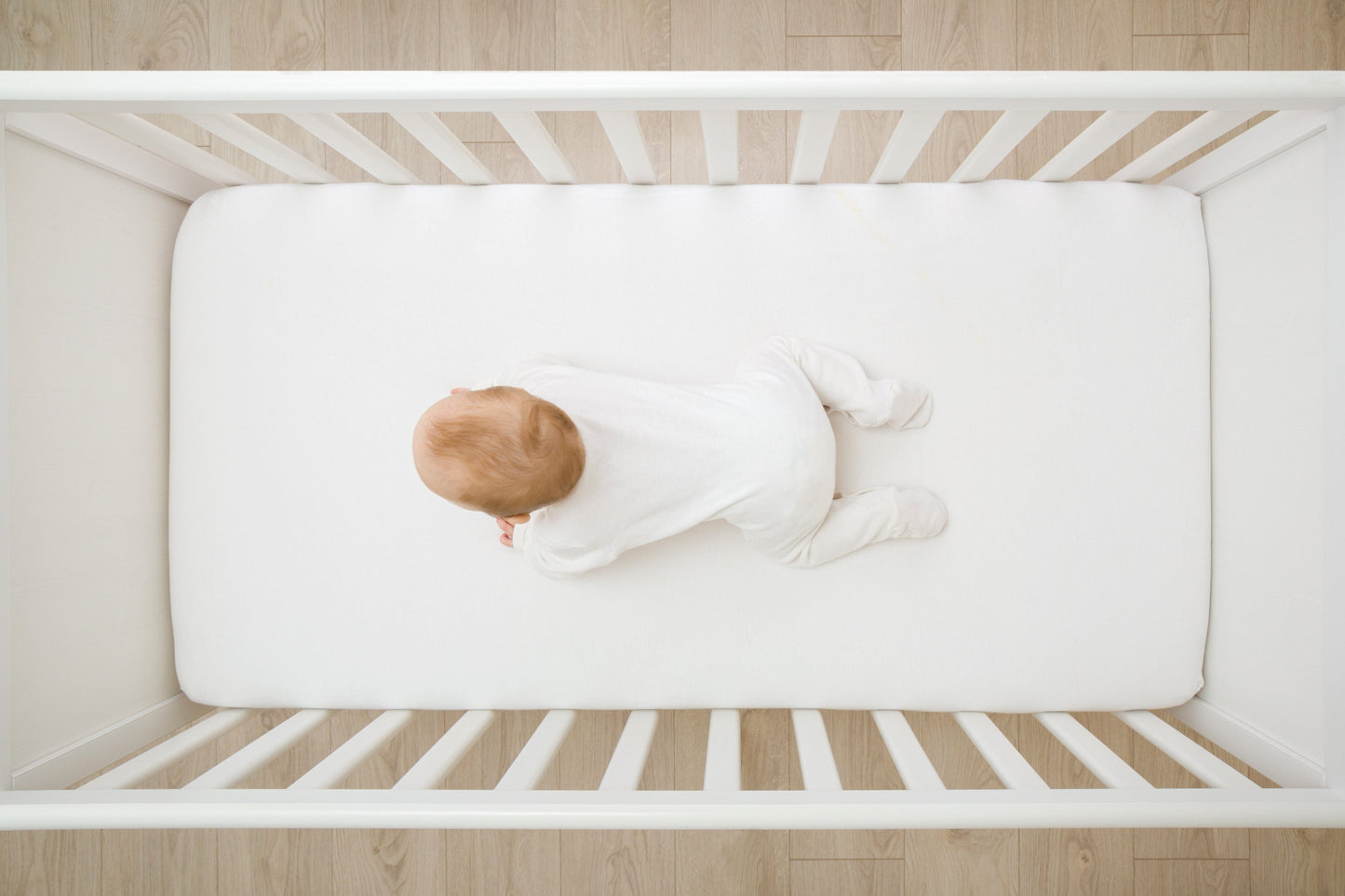 Baby kniet auf der BellaSleep Baby Matratze 10 cm – sicherer Halt und weiche Oberfläche für aktives Entdecken im Babybett
