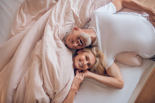 Älteres Paar liegt entspannt im Bett auf der BellaSleep Comfort Matratze 25 cm – mit integriertem Topper für höchsten Komfort