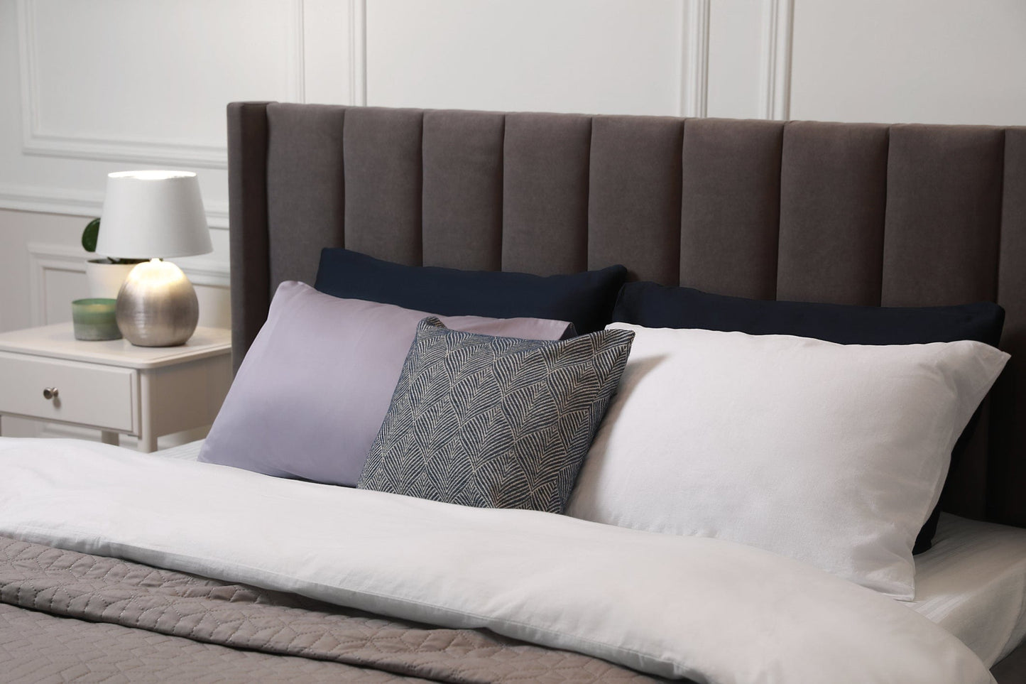 Annabelle’s Beauty/Travel Pillow im Schlafzimmer – kompaktes ergonomisches Kissen mit Memory Foam und VitaGlow-Bezug, handgefertigt in Bayern für gesunden Schlaf zuhause und unterwegs
