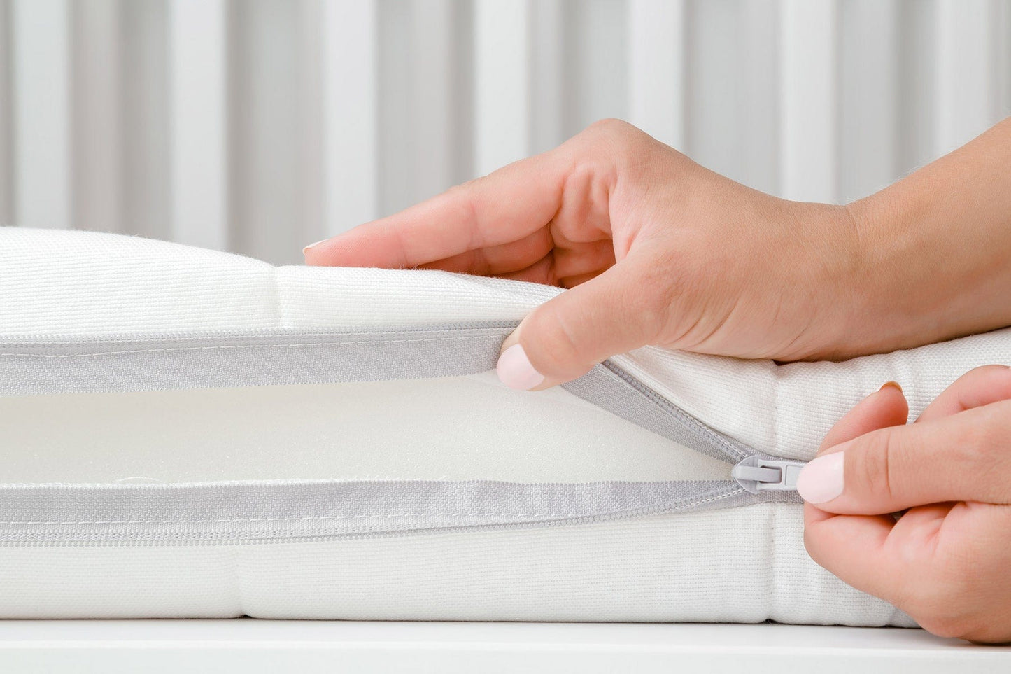 BellaSleep Baby Matratze 10 cm – mit geöffnetem Reißverschluss und sichtbarem Kern für hygienische Reinigung und gute Belüftung