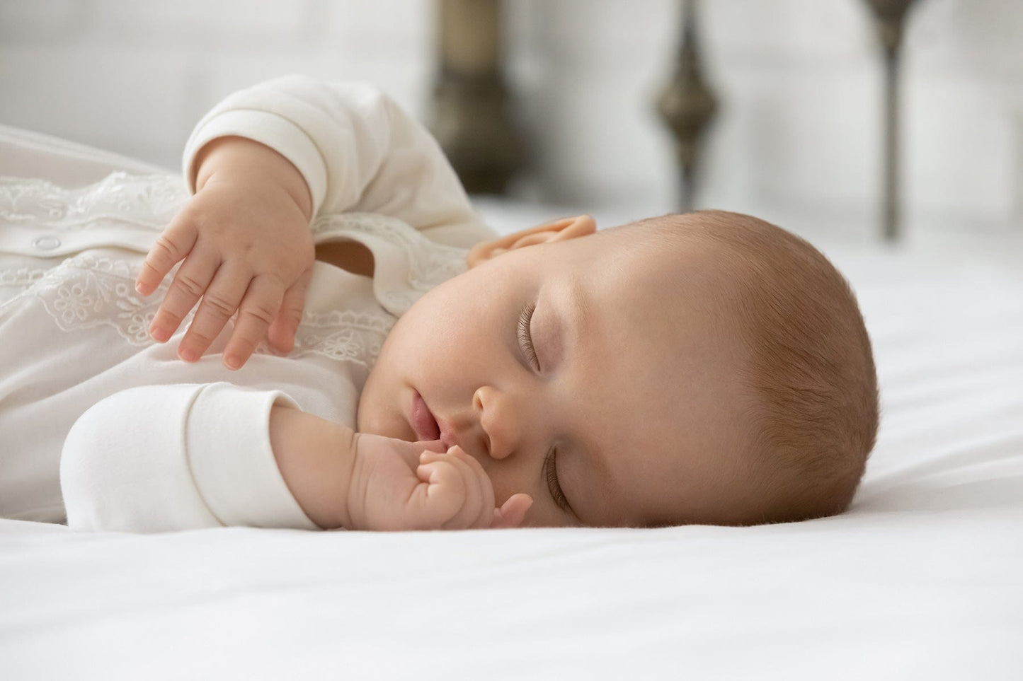 Baby schläft genüsslich auf der BellaSleep Baby Matratze 10 cm – sicherer, ergonomischer Schlafplatz für die ersten Lebensjahre