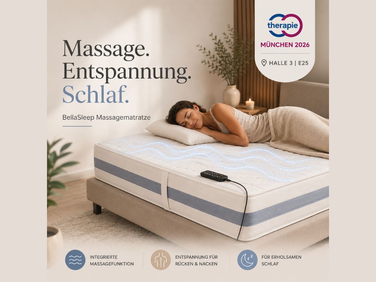 BellaSleep Massagematratze mit integrierter Massagefunktion auf der therapie MÜNCHEN 2026. Eine Frau liegt entspannt auf der Matratze, während sanfte blaue Wellen die Massagefunktion symbolisieren.