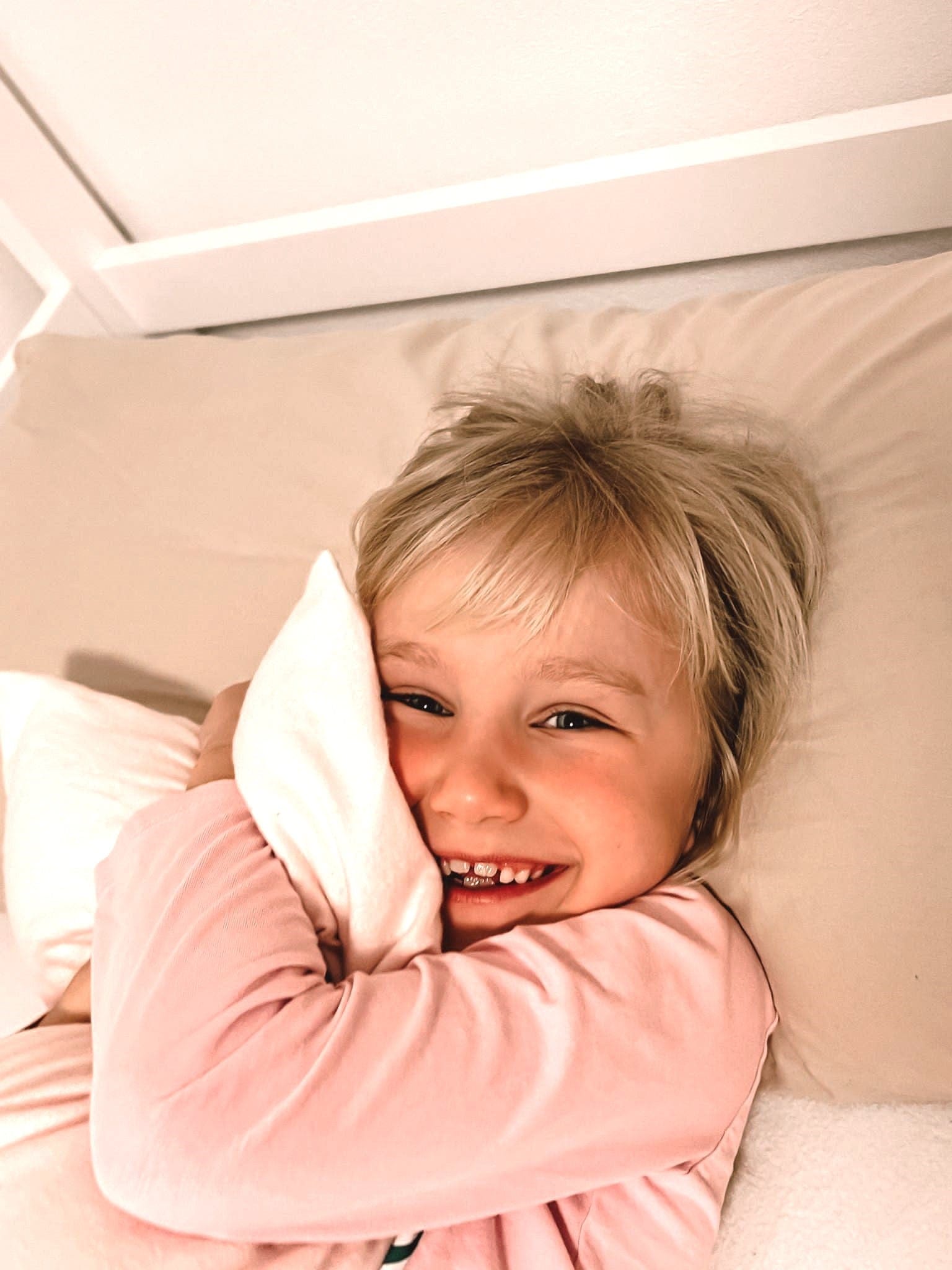 Zwei Annabelle’s Schlafkissen im Bett – ergonomisch, gemütlich und mit VitaGlow-Bezug, fröhliche Schlafatmosphäre, handgefertigt in Bayern