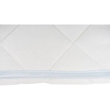 Detailansicht der Annabelle’s SleepGuard Baby Auflage – mit edler Satinpaspel und VitaGlow-Bezug für sanften, sicheren Babyschlaf