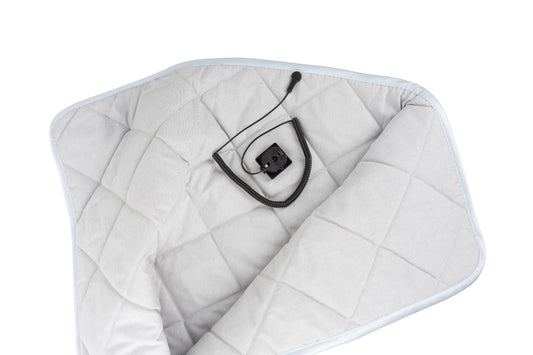 Unterseite der Annabelle’s SleepShield Auflage – mit integriertem Stecker zur elektrischen Ableitung über die Steckdose sichtbar im Detail