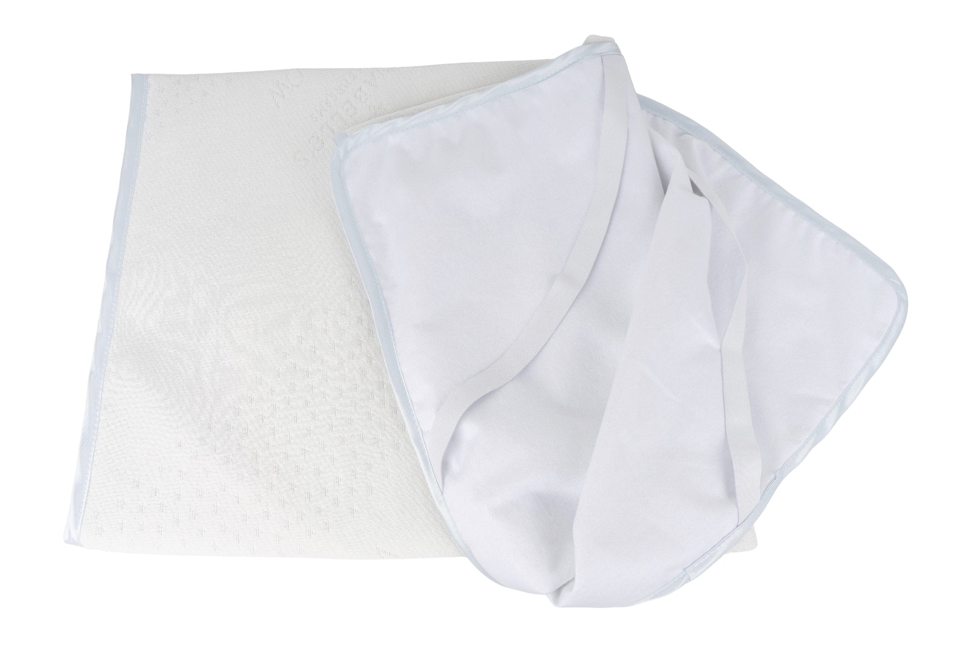 Detailansicht der Annabelle’s SleepGuard Baby Auflage – elastische Befestigungsbänder für sicheren Halt auf der Babymatratze