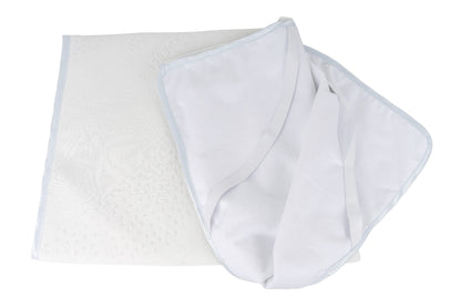 Detailansicht der Annabelle’s SleepGuard Baby Auflage – elastische Befestigungsbänder für sicheren Halt auf der Babymatratze