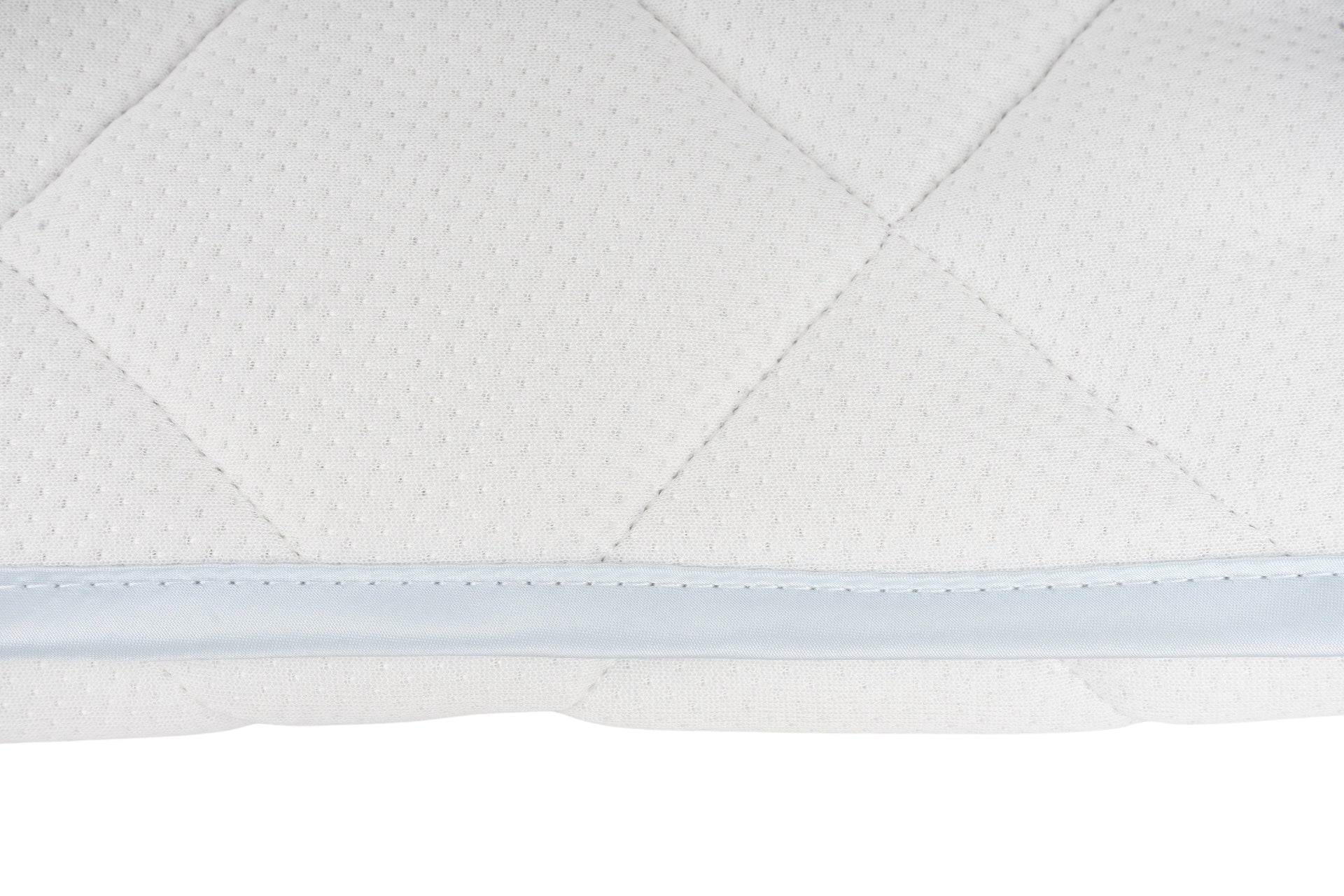 Detailansicht der Annabelle’s SleepShield Auflage – hochwertiger Stoff mit VitaGlow-Technologie für Schutz und regenerierenden Schlaf