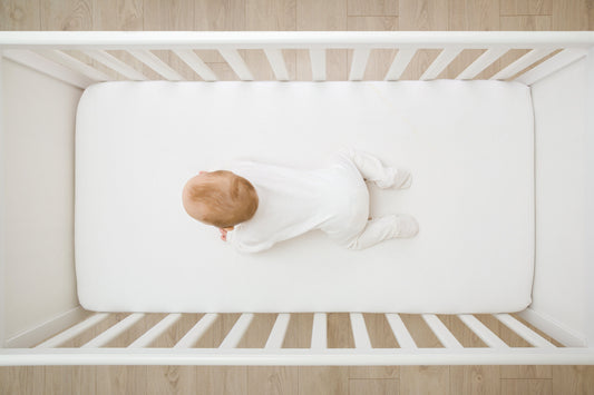 Baby kniet auf der BellaSleep Baby Matratze 10 cm – sicherer Halt und weiche Oberfläche für aktives Entdecken im Babybett
