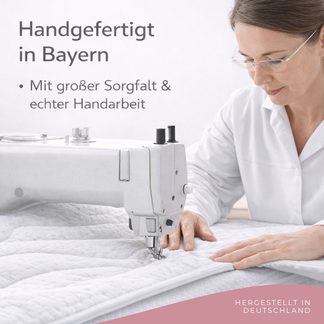 Frau näht einen Matratzenbezug an einer Nähmaschine – handgefertigte Verarbeitung eines BellaSleep Bezugs in Bayern, hergestellt in Deutschland.