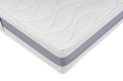 Eckansicht der BellaSleep Matratze Kids 15 cm – mit VitaGlow-Bezug, anthrazitfarbenem Border und atmungsaktivem 3D-Mesh-Gewebe