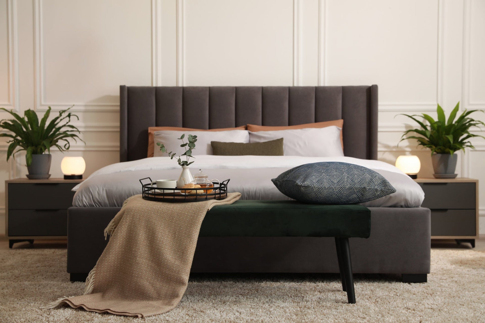 Schlafzimmer mit Bett und Annabelle’s Comfort Topper 7 cm – stilvolles Komfort-Upgrade mit VitaGlow-Bezug und Carbon Z-Ummantelung