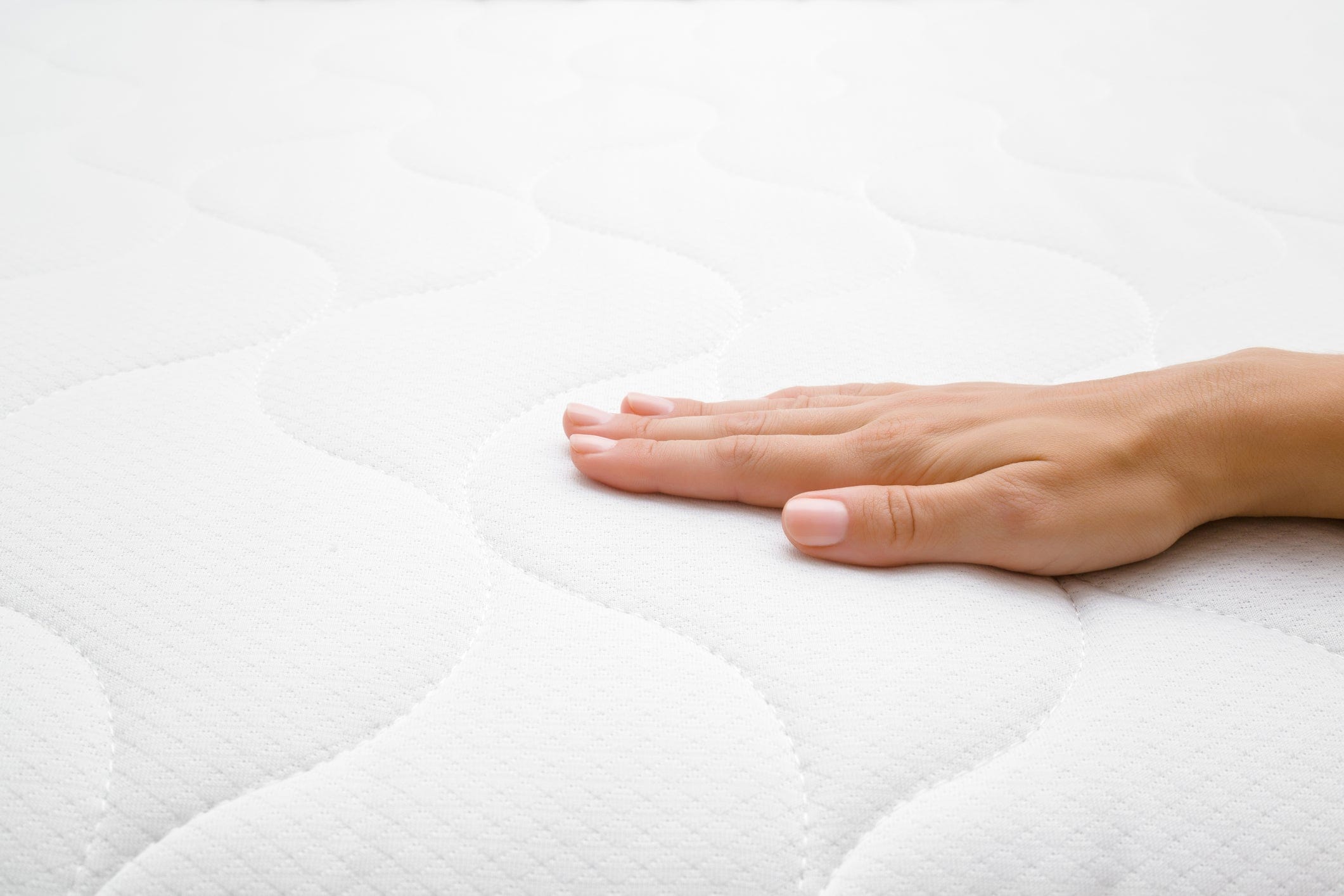 Hand liegt auf dem Annabelle’s Basic Topper 7 cm – spürbar weicher Komfort und anpassungsfähiger Schaum für entspanntes Liegen