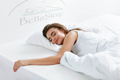 Frau liegt entspannt im Bett auf der BellaSleep Basic Matratze 20 cm – erholsamer Schlaf dank VitaGlow-Bezug