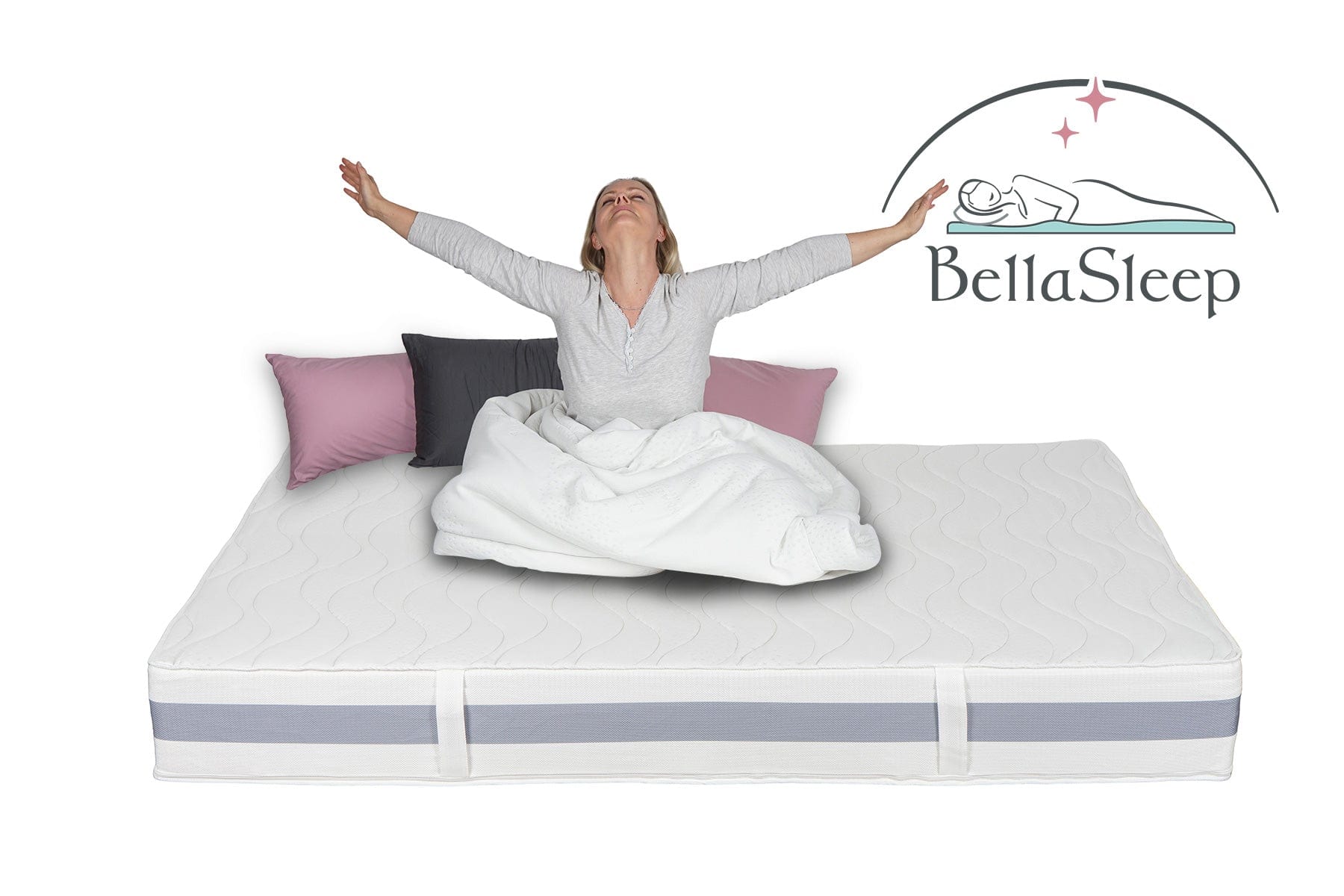 Gründerin Laura sitzt auf der Matratze und streckt sich genuesslich mit dem Annabelle’s Glow Cover – regeneriert und bereit für den Tag