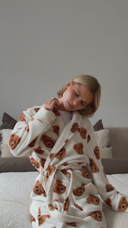 Anwendung BellaSleep Beautykissen 24x44x11 cm beigefarben im Bett, ergonomische Nackenstütze und sanft zu Haut und Haaren